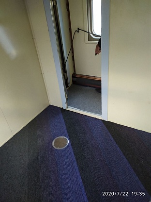Укладка ковровой плитки дизайнерским способом в вагоне поезда